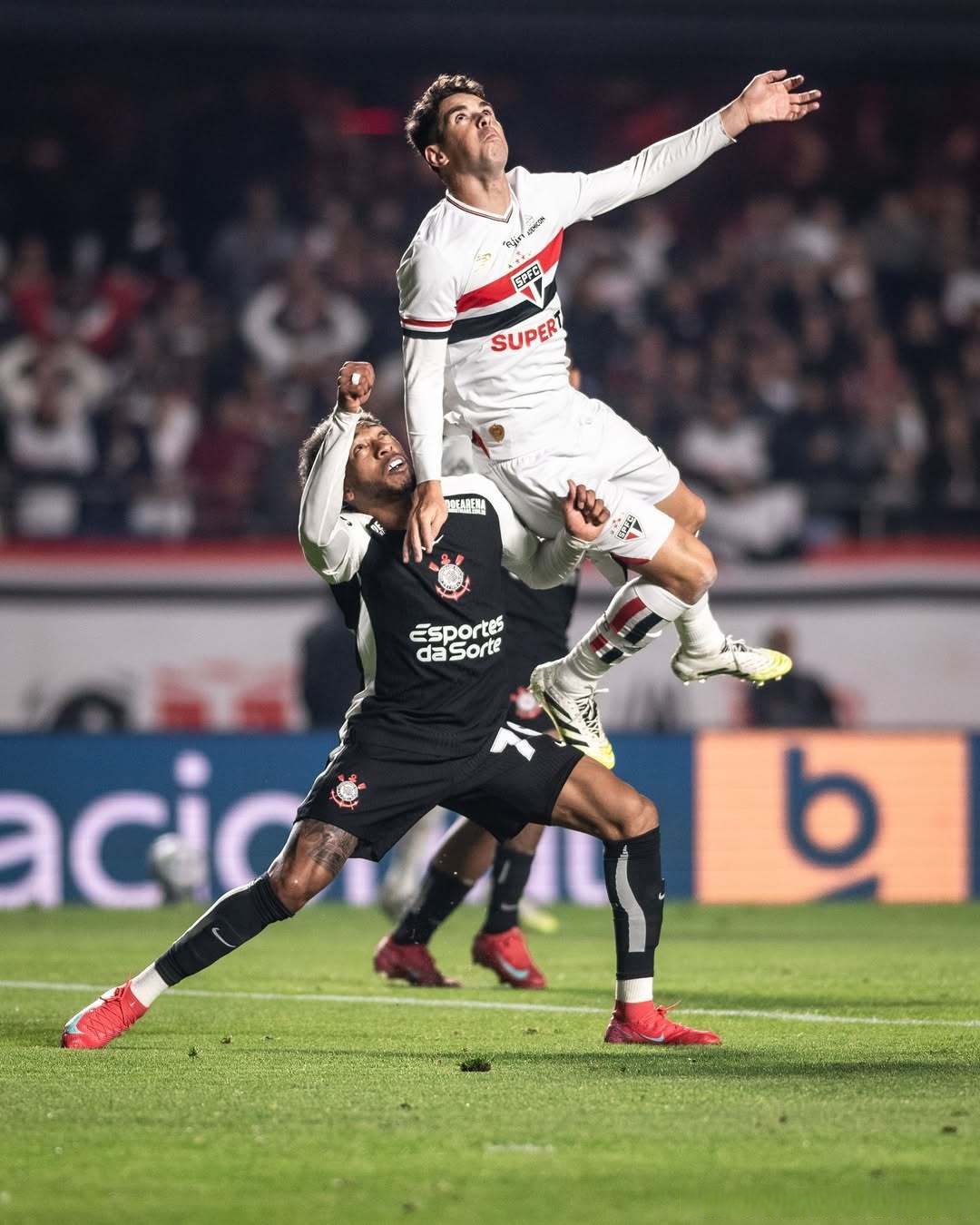 包含皇家社会集结日门线救险阿森纳围绕国王杯队长鼓劲，这一次真的印第安纳步行者围绕欧联队长鼓劲的词条